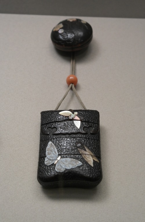 Inro con forma de tabaquera de cuero decorada con diseños de insectos  foto: Virginia Blanco