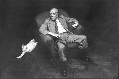 foto: Ndbooks.com   Borges con gato